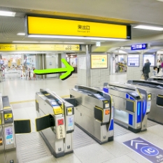 京阪本線「枚方駅」東出口を出て右へ。